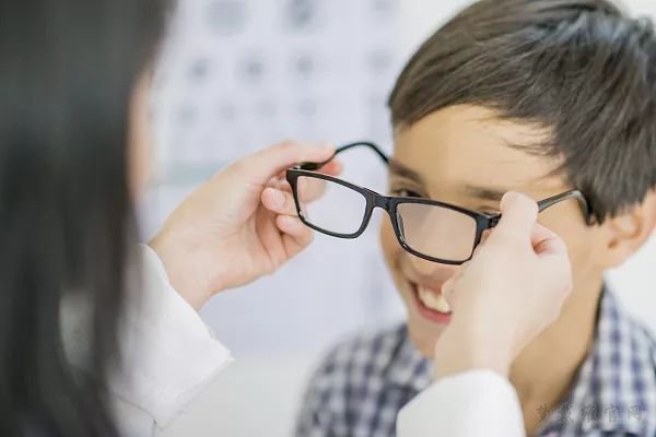 佩戴近视镜是矫正近视最简单的方法